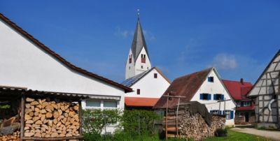 Ansicht_mit_Kirche_und_Holzstapel_Quelle Stadt Blaustein 400
